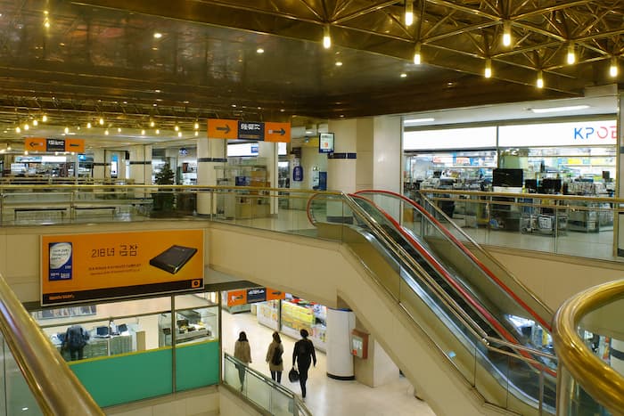 단정하게 정리된 전자제품 매장 진열대